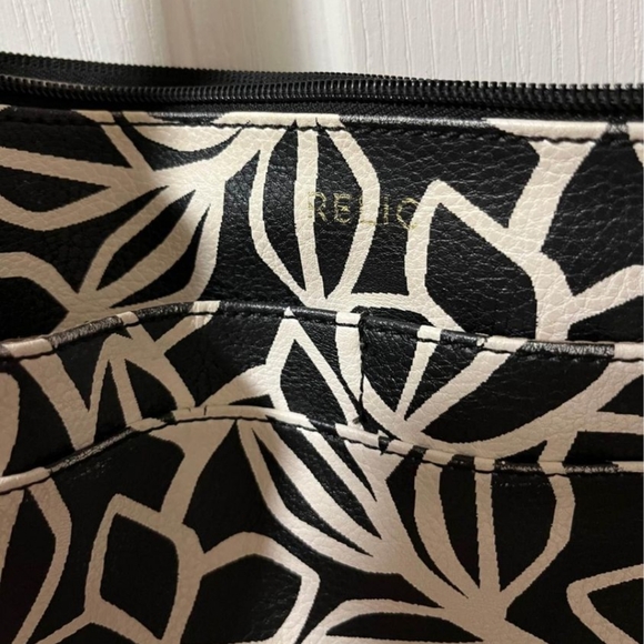 - NWOT Relic Oh Happy Day black and white w/ tan adjustable strap crossbod… - Picture 3 of 5